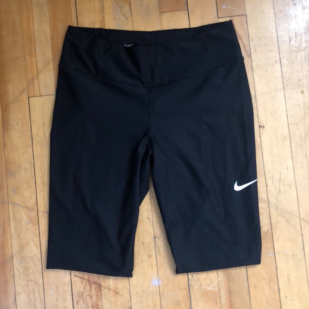 Really cute cropped Nike leggings